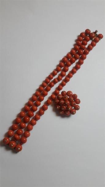 null BRACELET 3 RANGS de perles en corail , PB: 61,7 g et Broche assortie PB: 16,8...