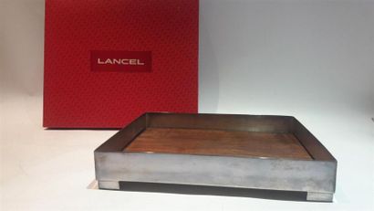 null LANCEL Plateau en métal argenté et fond de bois satiné. 5x24x28.2 cm.