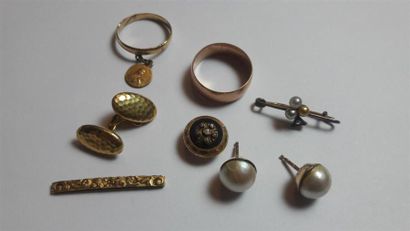 null LOT de bijoux comprenant:
Petite broche trèfle en or et argent ornée de 3 perles...