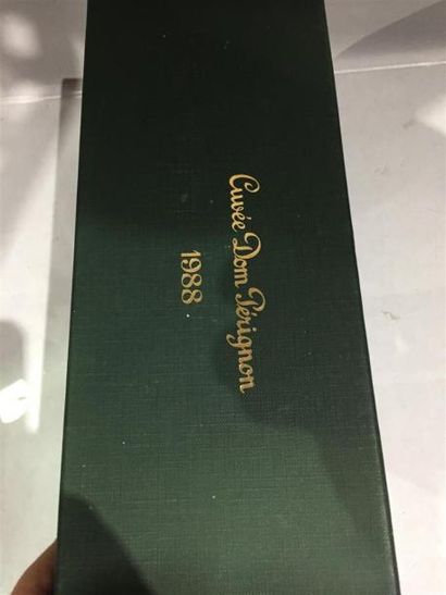 null 1 Bt Dom Perignon millesime 1988. Dans son coffret (abîmé). . VENDU AUX FRAIS...