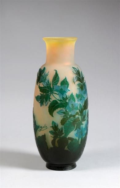 null GALLE Vase balustre sur talon en verre multicouche gravé de feuilles et feuillages...