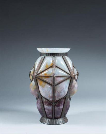 null LORRAIN (attribué à) Vase en verre soufflé polylobé et irisé à réhaut violet...