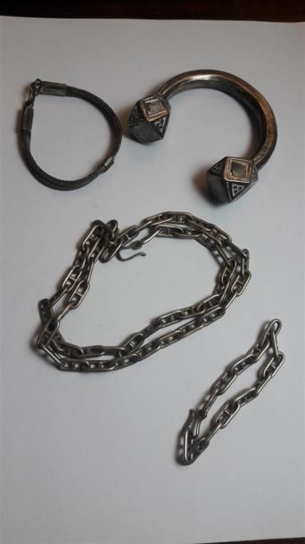 null BRACELET cheville en argent se terminant par des boules facetées. P: 236 gr...