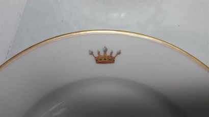 null Partie de SERVICE EN PORCELAINE, à décor de filet doré et couronne ducale Grand...