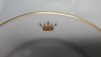 null Partie de SERVICE EN PORCELAINE, à décor de filet doré et couronne ducale Grand...