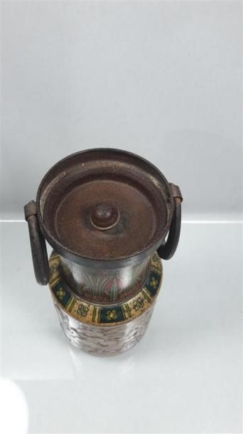 null HUNTLEY et PALMER, Boite en trompe l'oeil d'urne "Vase égyptien" (1924 en hommage...