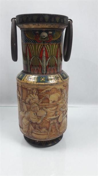 null HUNTLEY et PALMER, Boite en trompe l'oeil d'urne "Vase égyptien" (1924 en hommage...