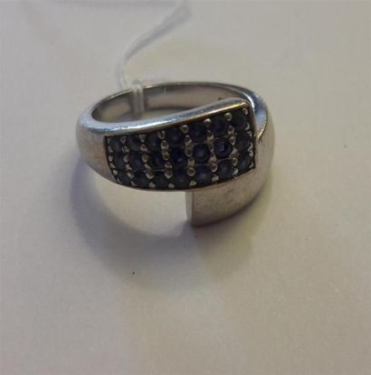 null BAGUE croisée en or blanc ornée de 3 rangées de 7 petits saphirs. En R. PB:...