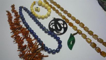 null LOT DE BIJOUX EN PIERRES DURES:
Collier en perles de corail
Collier en perles...