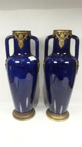 null Dans le gout de SEVRES. Paire de vases à deux anses en céramique bleu et monté...