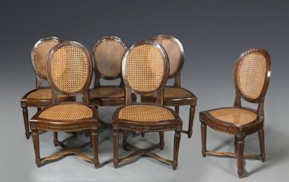 null SUITE DE SIX chaises à dossier médaillons et assise cannée reposant sur des...