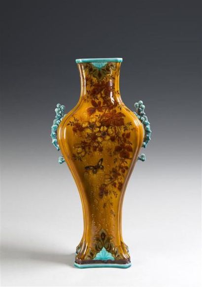 null Théodore DECK (1823-1891). Grand vase à l'oiseau. H. 55 cm
VENDU AU FRAIS JUDICIAIRES...
