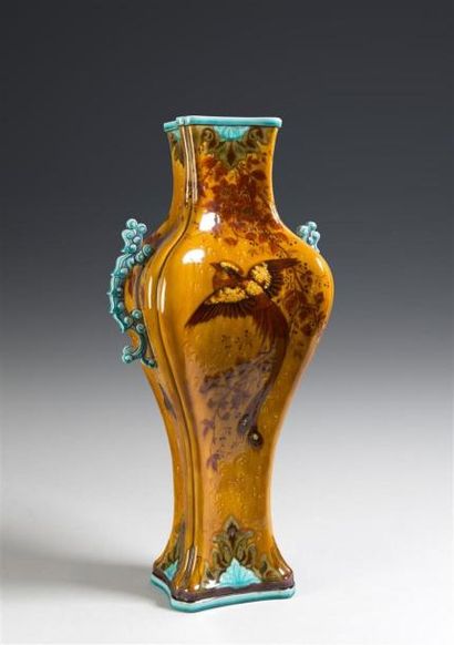 Théodore DECK (1823-1891). Grand vase à l'oiseau....