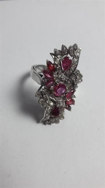 null BAGUE en or gris 750°/00, sertie d 'un panache de rubis roses (accidents) et...