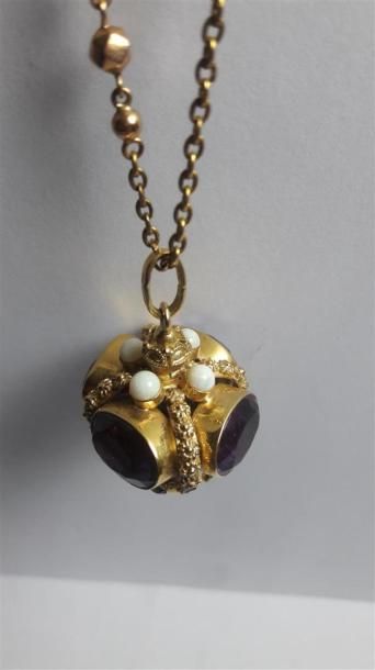 null CHAINE en or jaune 750°/00, maille forçat, ornée de petites boules et motifs,...