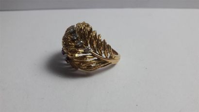 null BAGUE en or jaune 750°/00, , formée de deux plumes, serties de petits diamants...