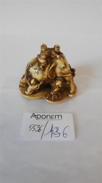 null [ASIE] JAPON, NETSUKE en ivoire, XIXe siècle, représentant un éléphant entouré...