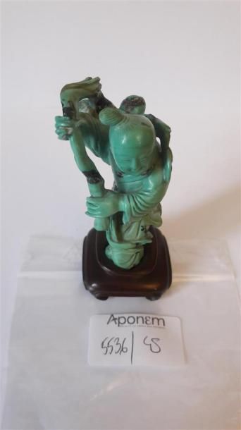 null [ASIE], FIGURINE représentant un enfant à la branche de prunier en turquoise,...