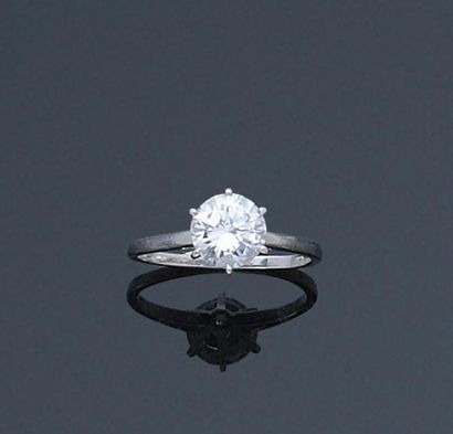 null MELLERIO, Bague en or et en platine sertie
d'un diamant taille brillant de 1.51...