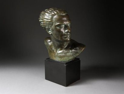 null Lucien GIBERT (1904-1988)
Buste de Jean Mermoz
Bronze à patine verte. signé...
