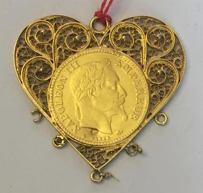 null PIECE de 10F en or de 1864, montée en pendentif formant un coeur. 6,7 g 
VENDU...