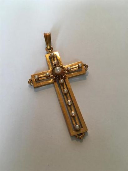 null CROIX en or jaune et perles, fin XIXe-Début XXe. P: 7 g. Long: 5.3 cm sans ...