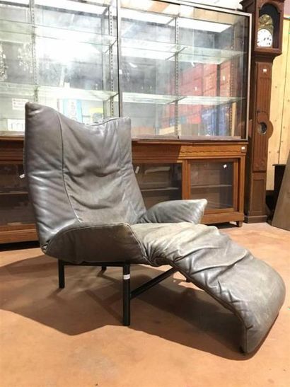 null Vico Magistretti (né en 1920) - Chaise longue modèle Veranda en cuir gris et...