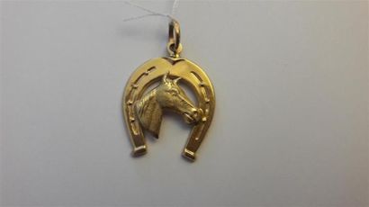 null PENDENTIF en forme de fer à cheval en or. P: 4,7 g