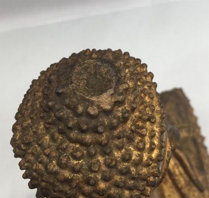 null BOUDDHA ASSIS EN MEDITATION en bronze doré sur socle en forme de lotus. Fonte...