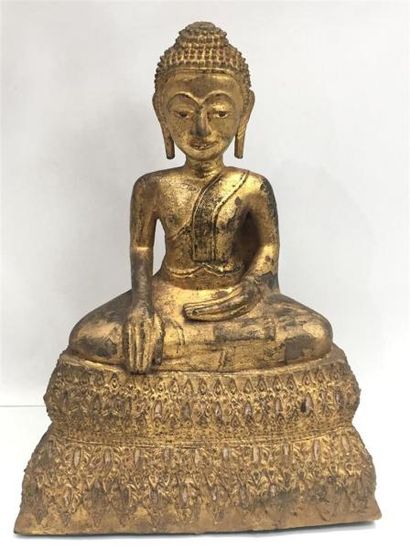 null BOUDDHA ASSIS EN MEDITATION en bronze doré sur socle en forme de lotus. Fonte...