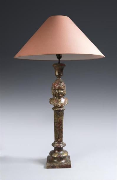 LAMPE angelot sur une colonne en céramique....