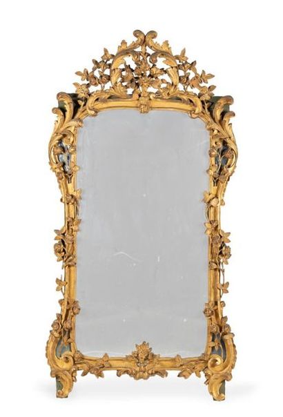 null IMPORTANT MIROIR en bois sculpté et doré à décor de guirlandes de rose et rinceaux...