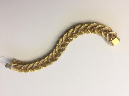 null BRACELET en or jaune tressé et ajouré. Travail français des années 60. Dans...