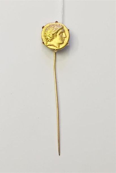 null EPINGLE A CRAVATE en or jaune ornée d'une pièce romaine. PB: 10,8 g