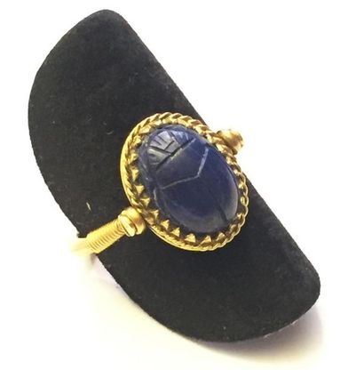 null BAGUE en or jaune ornée d'un scarabé en lapis lazuli dans un médaillon basculant....