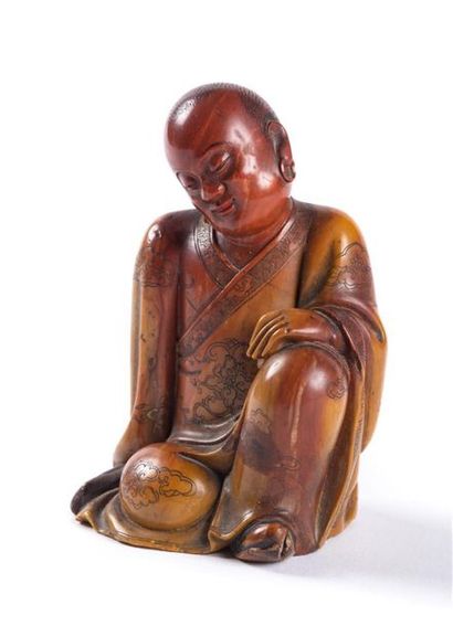 null CHINE Bouddha assis la tête penchée sur le côté. Pierre dure ocre sculptée....