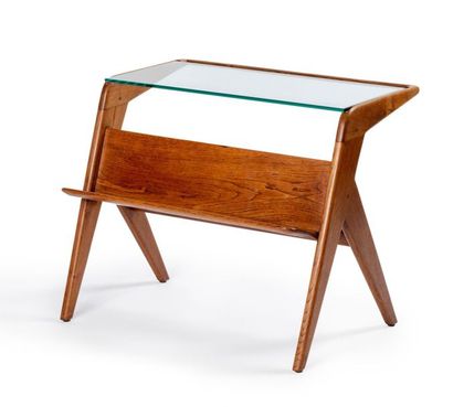 null TABLE bout de canapé en bois et plateau verre. années 60. 64,5 x 64,5 x 61 cm....