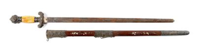 null [CHINE] JIAN ou épée à poignée en ivoire sculptée d'un idéogramme et de branchages...