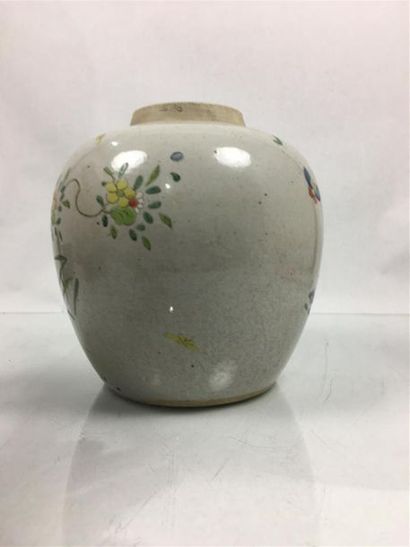 null CHINE POT à gingembre en porcelaine émaillée à décor d'un échassier et pivoine....