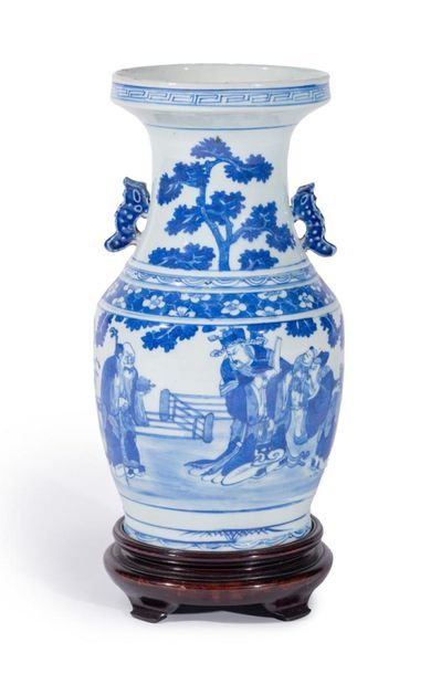 null CHINE. VASE bleu et blanc à décor de mandarin, XIXe, H: 35,5 cm. Egrénures au...