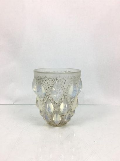 null R. LALIQUE Vase modèle Rampillon à décors de godrons navette opalescent et fond...