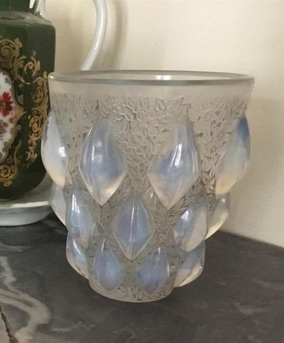null R. LALIQUE Vase modèle Rampillon à décors de godrons navette opalescent et fond...