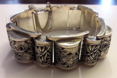 null BRACELET articulé en argent ajouré à décor d'un dragon dans la végétation. P:...