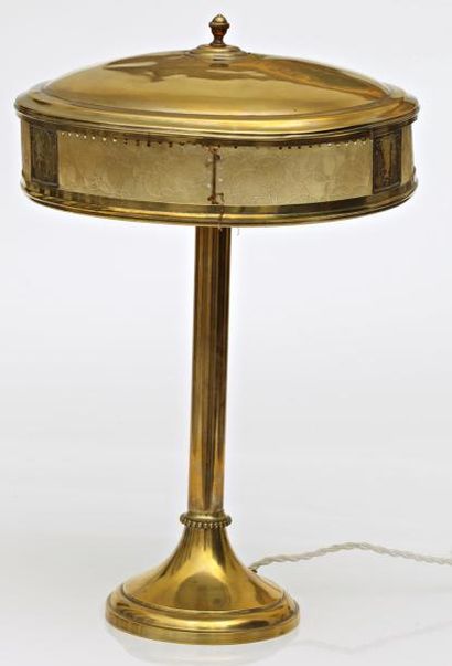 Travail Sécession LAMPE, laiton et plastique imitant le parchemin, H : 47 cm