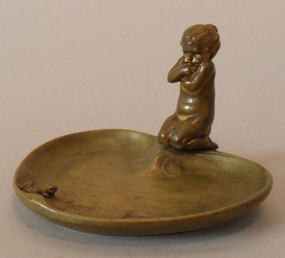 CH. THIENOT VIDE-POCHE en bronze stylisant une fillette devant une feuille de nenuphar...