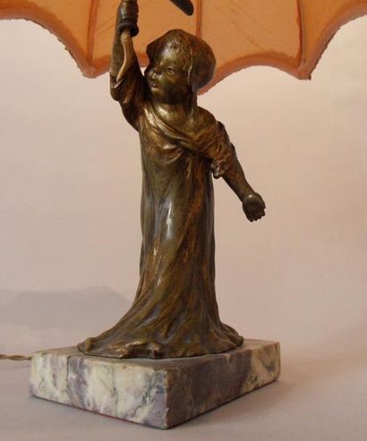 CH. THIENOT « La veilleuse », pied de lampe en bronze figurant une fillette marchant...