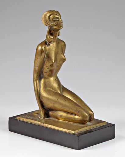 Sybille MAY (XXème siècle) « Jeune femme accroupie », Epreuve en bronze à patine...