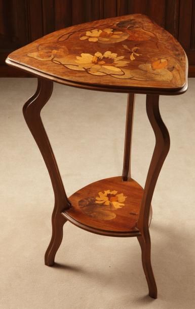 Paul GUTH PETITE TABLE de salon à décor de fleurs de nénuphars et d'une libellule,...