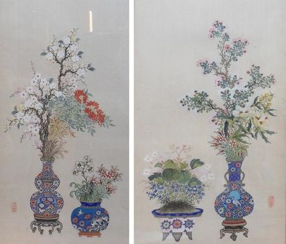 null PAIRE DE PEINTURES sur soie « Vases de fleurs », signées, Chine, XXe siècle
