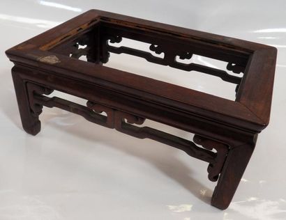 null PETITE TABLE en bois naturel sculpté (manque le plateau), Chine, XXe siècle,...